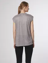Blusa sin mangas de tejido canale color gris, con cuello redondo y diseño ajustado.