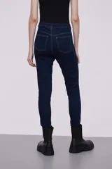 Calza de jean azul oscuro, corte skinny y tiro alto.