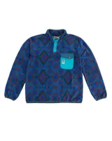 Buzo de polar fleece con diseño estampado geométrico en tonos azules, bordó y verde. Presenta cuello alto con cierre de botones a presión, bolsillo frontal con solapa en contraste y puños elásticos.