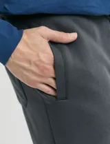 Pantalón jogging de tejido circular con cintura elástica y cordón ajustable. Presenta puños elastizados en el ruedo y bolsillos laterales.