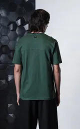 Remera de manga corta y cuello redondo, con calce regular y detalle de recorte en la espalda. Confeccionada en algodón premium de tacto suave.