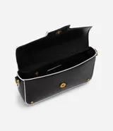 Bolso negro tipo baguette con correa de cadena dorada y correa corta blanca. Tiene cierre de tapa con broche dorado con el logo STN.