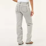 Jean de corte recto y tiro medio, confeccionado en denim de algodón color gris claro con acabado lavado.
