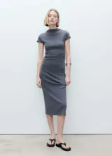 Vestido midi de algodón, color gris oscuro, con cuello redondo, mangas cortas y silueta ajustada al cuerpo.
