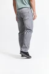 Pantalón de jean corte regular con tiro medio, diseño clásico de cinco bolsillos, cierre frontal con botón y bragueta, y pasacintos en la cintura.