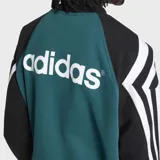 Buzo de cuello redondo Adidas, inspirado en la temporada 95/96 del Liverpool FC. Presenta un diseño de bloques de color en verde, negro y blanco, con el escudo del club y el logo de Carlsberg en el frente. Confeccionado en felpa de algodón con corte holgado.