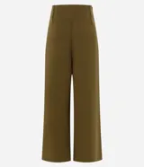 Pantalón de corte barrel color verde oliva, con cintura alta, pliegues delanteros y pernera ancha. Confeccionado en tejido con caída estructurada.