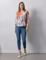 Blusa azul marino de gasa con escote en V y mangas largas con puño. Marca Sioni.