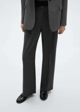 Pantalon de vestir de corte wide leg, color gris oscuro, con tiro medio, bolsillos laterales y bolsillos de ribete en la parte posterior.