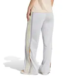 Pantalón deportivo Adidas modelo W Sta Seas Pt para mujer, de tejido de malla color gris con tiras laterales a rayas y botones a presión. Cuenta con cintura elástica con cordón de ajuste y logo de la marca bordado.