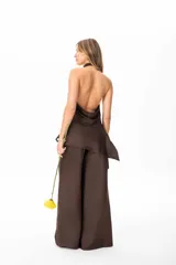 Top marrón de seda con espalda descubierta y cuello halter.