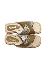 Sandalias bajas color verde oliva con tiras cruzadas en cuero liso y estampado animal print.