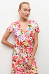 Vestido corto cruzado con estampado floral, escote en V, mangas cortas con vuelo, lazo ajustable en la cintura y detalle de volados en el borde inferior.
