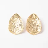 Par de aros tipo caravanas con diseño orgánico y superficie texturizada en tono dorado.