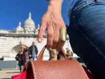 Anillo dorado grande de acero quirúrgico con acabado en oro de 18k.