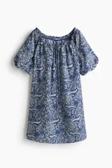 Vestido evasé corto con escote amplio de volados y elástico revestido, estampado con diseño paisley en tonos azul y blanco. Cuenta con abertura en V con tiras finas para atar y cuentas decorativas, además de mangas globo cortas con forro.