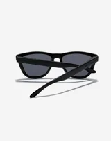 Gafas de sol unisex Hawkers modelo One Raw, de acetato color negro con lentes grises.
