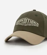 Gorra de sarga de algodón en color verde oliva con visera en tono beige. Presenta un bordado frontal con la palabra Expedition y detalles de texto en color crema.