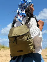 Mochila urbana de diseño compacto en color negro, confeccionada en nylon resistente. Cuenta con un compartimento principal con cierre, bolsillo frontal con cierre y correas ajustables con detalle de marca.