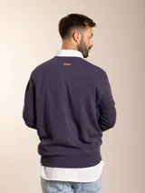 Sweater azul marino de algodón con cuello en V y logo bordado en el pecho.