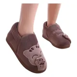 Pantuflas cerradas de color azul con diseño de gatito, confeccionadas en piel sintética suave con interior de peluche gris. Presentan un bordado con la frase 'Welcome Home' y apliques de patitas de gato. Cuentan con suela de goma antideslizante.