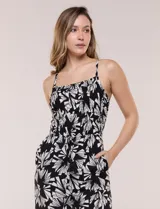 Enterito crop de rayón con estampado geométrico en blanco y negro, busto elastizado con frunces, breteles finos regulables y cordón ajustable en la cintura con terminaciones de borlas. Pantalón de corte amplio y relajado.