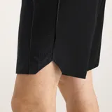 Short deportivo New Balance de hombre, modelo Tournament Short, en color negro con el logo de la marca en blanco. Cuenta con cintura elástica con cordón de ajuste interno y bolsillos laterales.