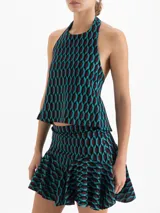 Top de punto con estampado geométrico en tonos azul y bordó, con diseño de cuello halter y espalda descubierta con tiras para atar.