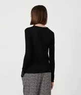 Suéter de punto color rosado, con cuello barco, mangas largas y puños con botones decorativos. El dobladillo también es acanalado.