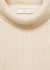 Jersey de punto grueso con cuello vuelto, diseño recto y manga larga. Confeccionado en una mezcla de algodón y lana.