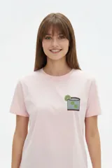 Remera cropped de algodón con cuello redondo, diseño holgado y estampado frontal de una copa con cerezas.