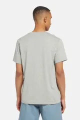 Remera gris de manga corta, con cuello redondo y un estampado frontal pequeño en color bordó que dice "Levi's Coastal Club" alrededor de un faro.