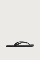 Sandalia de goma color negro, de diseño plano y tiras delgadas en el empeine estilo ojota.
