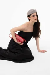 Vestido largo blanco con escote strapless y cuerpo fruncido. Posee falda amplia y fluida con bolsillos.