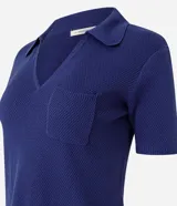 Blusa de manga corta en punto de algodón color crudo, con cuello polo, escote en V y un bolsillo aplicado en el frente.