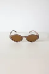 Lentes de sol color lila con forma geométrica y protección UV400.