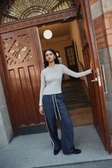 Top de manga larga ajustado al cuerpo en tejido de punto pointelle gris melange. Presenta cuello redondo y puños con terminación en picot.