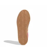 Championes Adidas VL Court 3.0 de estilo urbano con diseño retro inspirado en el skate. Presentan una capellada de gamuza en color rosado, con las icónicas tres tiras laterales y el forro interno en un tono beige contrastante. La suela es vulcanizada en color marrón claro, ofreciendo un aspecto limpio y atemporal.