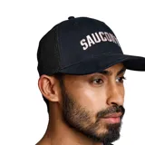 Gorra Saucony Trucker negra con paneles laterales de malla y logo de la marca bordado en el frente.