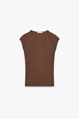 Camiseta marrón de manga corta con escote en pico y tejido de punto acanalado.