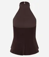 Blusa marrón oscuro con cuello halter y corte peplum, ajustada al cuerpo con pences frontales.