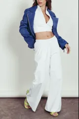 Pantalon de cuero blanco de corte holgado y tiro medio, con cintura elástica y diseño de paneles horizontales en las piernas.