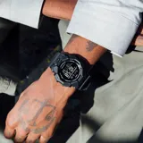 Reloj digital Casio G-Shock negro con correa de resina negra y esfera de 52mm. Resistente al agua hasta 200 metros.