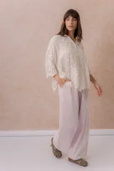 Pantalón de denim liviano rosado, de calce amplio y recto, con cintura elastizada, cordón ajustable y costuras delanteras verticales.