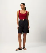 Blusa de tejido rib color bordó, con escote cuadrado y tirantes anchos.