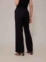 Pantalon de corte recto y tiro medio, confeccionado en una mezcla de algodon y lino. Presenta cierre frontal con boton y bolsillos laterales.