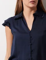 Camisa azul marino de satén, marca Alex & Lili. Cuello con solapa y escote en V. Apertura central con botones y sisas con volados.