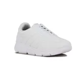 Championes blancos de cuero sintético con cordones elásticos.