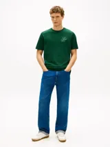 Remera de cuello redondo Tommy Hilfiger confeccionada en puro algodón, con corte regular, manga corta y logo tonal bordado en el pecho.