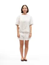 Camisa de lino blanca de mangas cortas y corte holgado.
